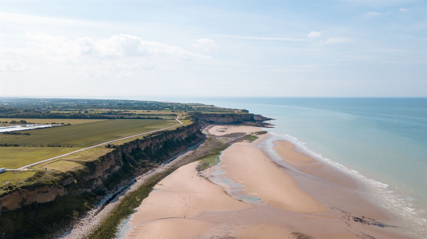 Dronefoto av strand.
