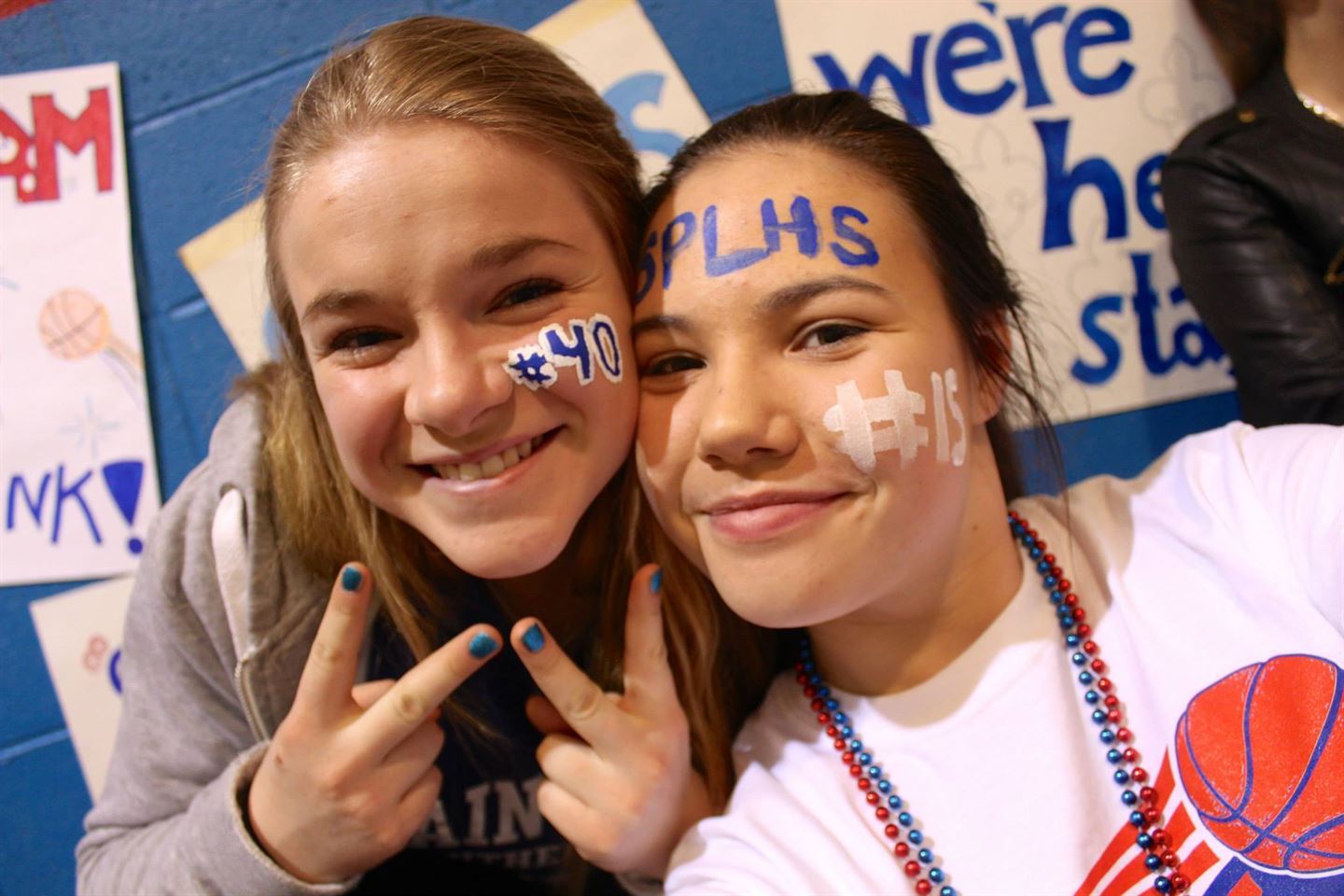 To jenter som klemmer. 