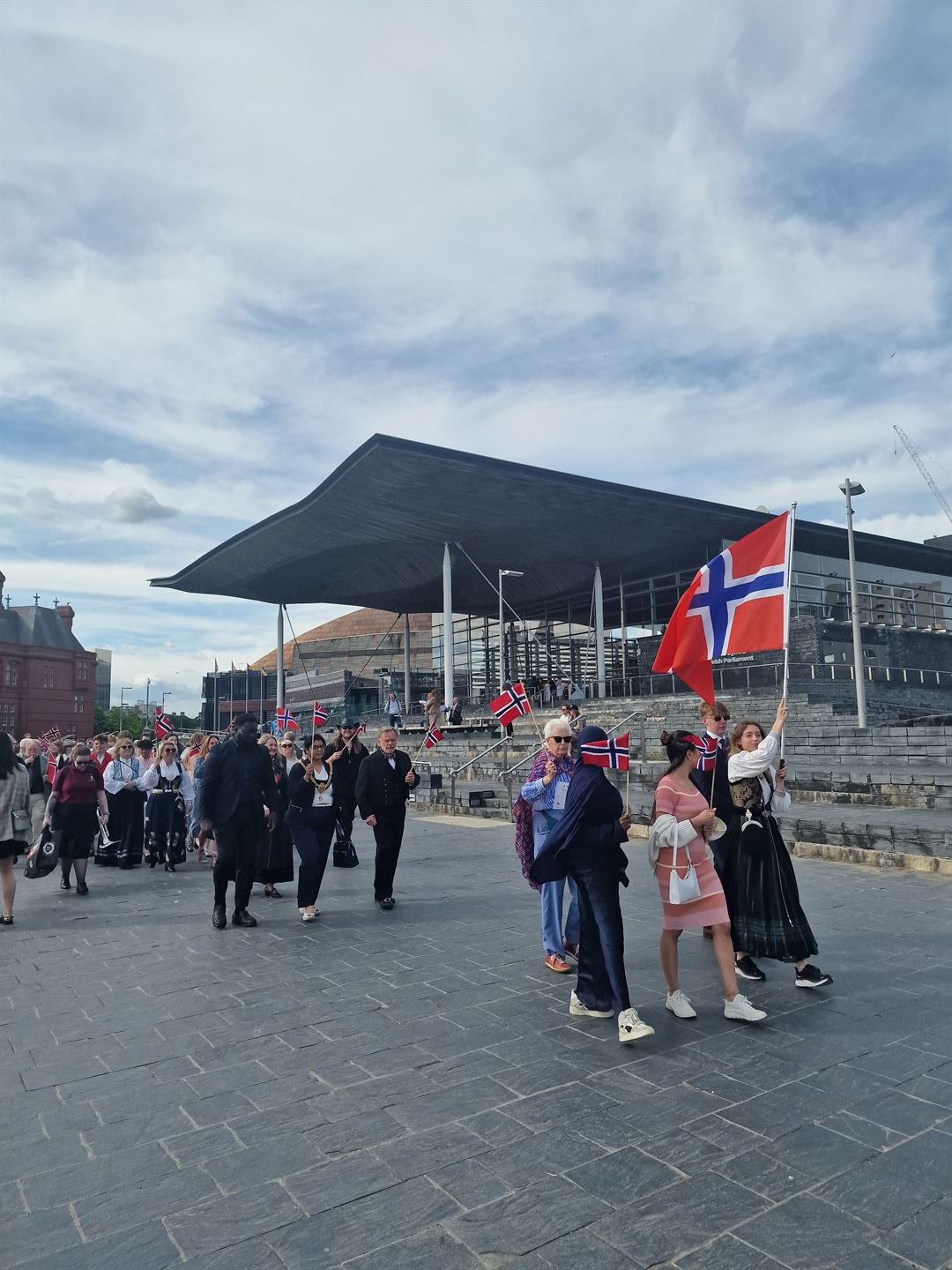 Elevar går i 17. mai-tog. 