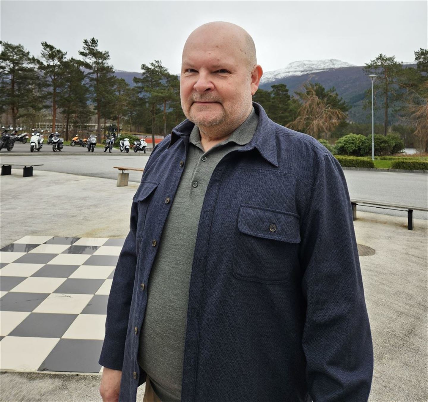 Mann som ser mot kamera.