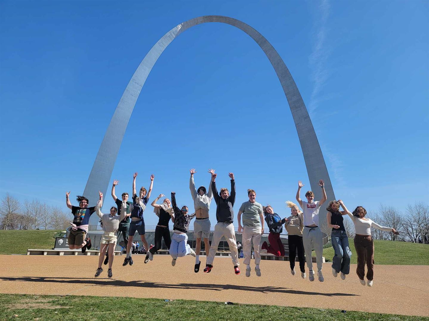 Elever hoppar foran The Gateway Arch