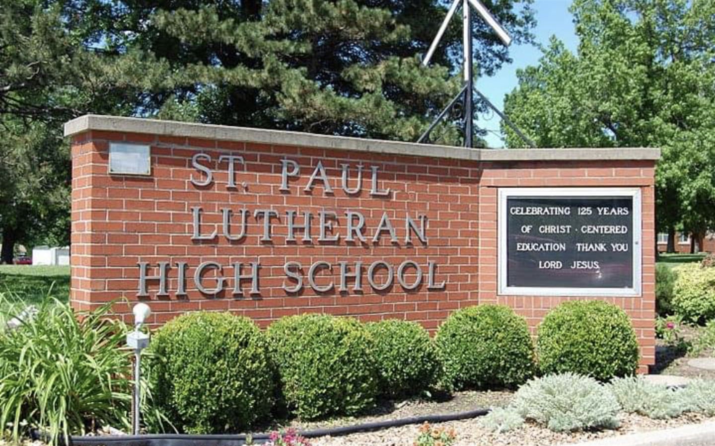 Skilt av namn på skulen. 