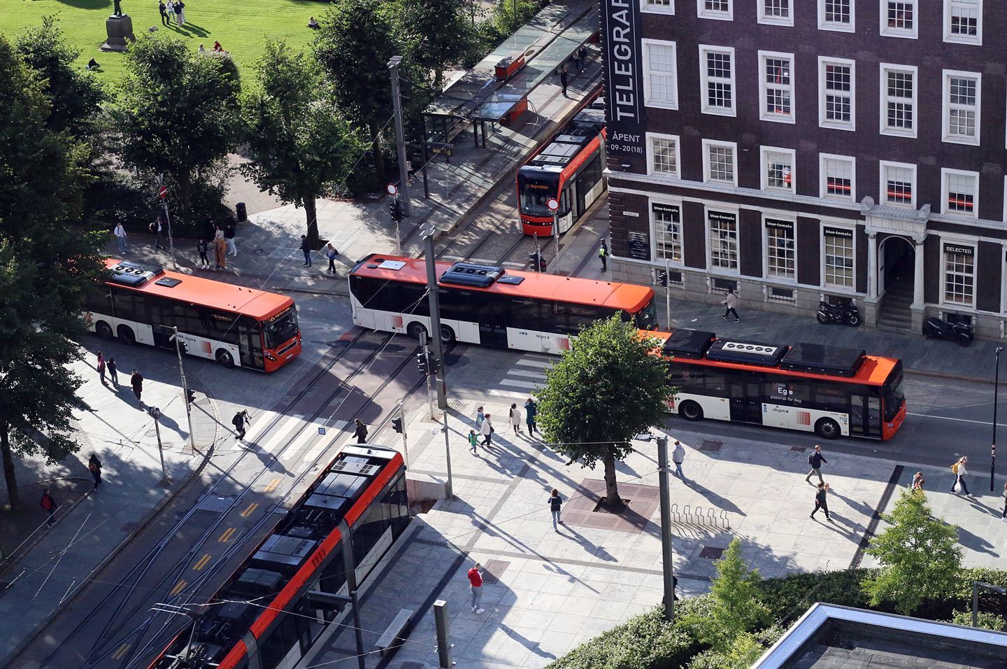 foto av buss og bybane i Bergen sentrum