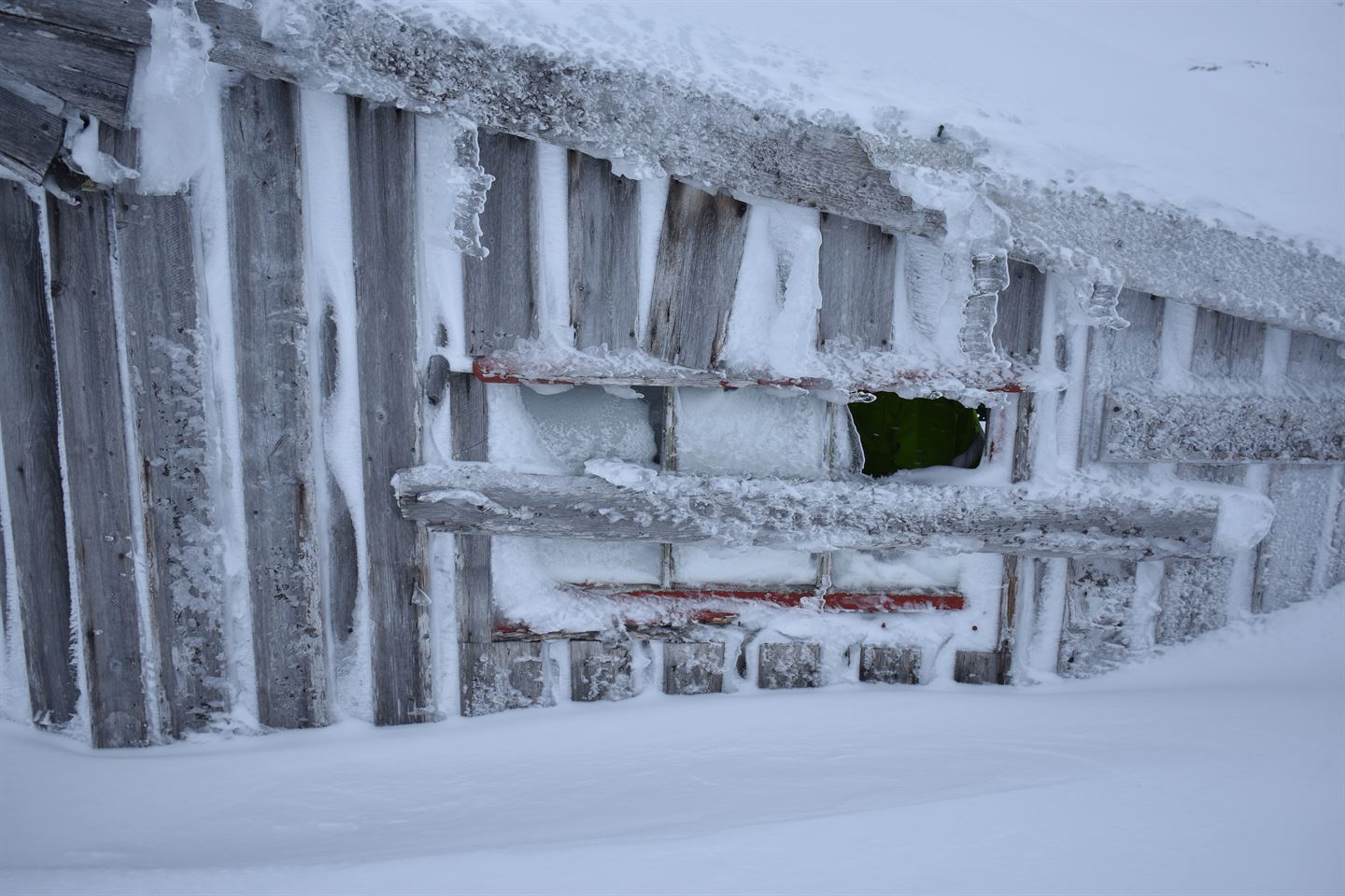 foto av brakke med mykje snø.