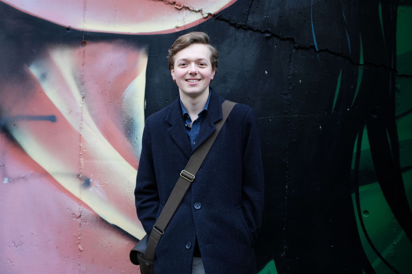 foto av person foran ein mur