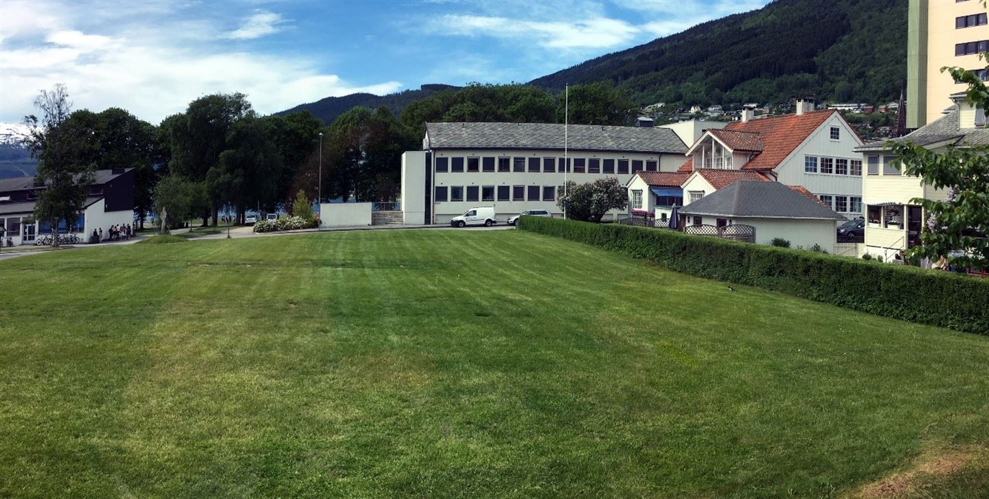 foto av området ved Olavskrossen og parken rundt på Voss