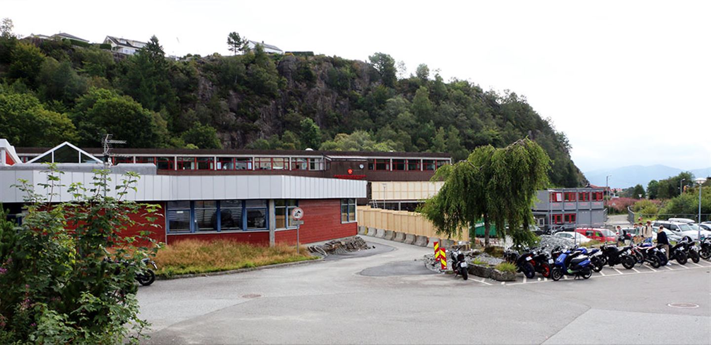 Verkstadhall ved skule utandørs