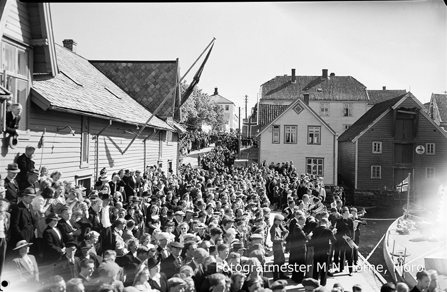 Historisk bilde frå Amtskaia i Florø 8. mai 1945. Foto.