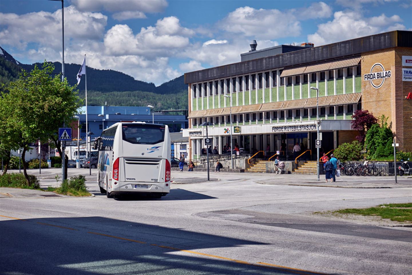 Rutebilstasjonen i Førde med buss.