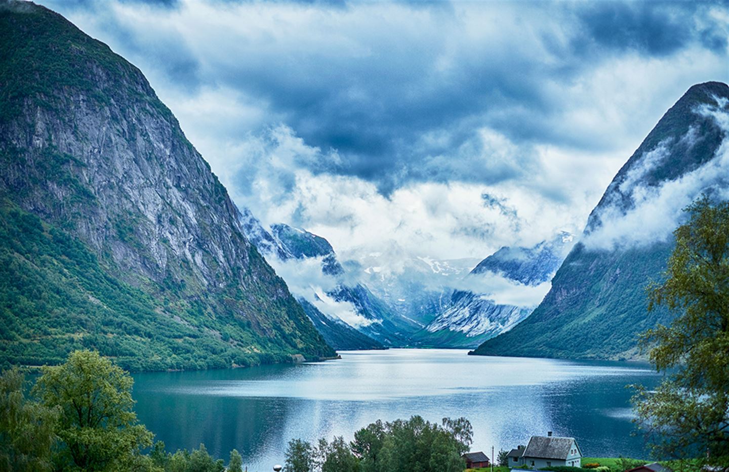 foto av fjord og fjell