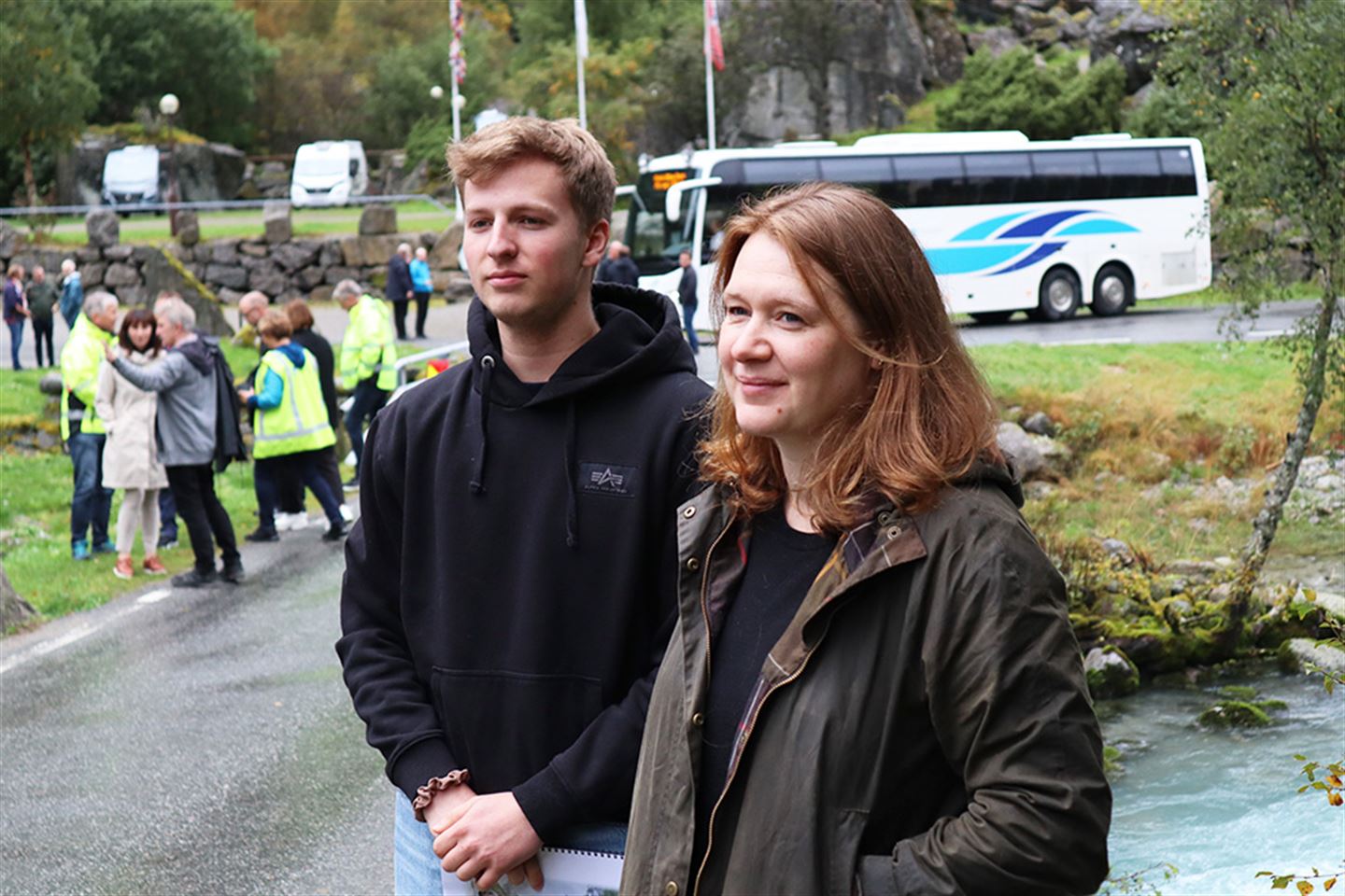 Foto av Jannicke Bergesen Clarke og Michal Jan Niedzwiecki, med fleire folk i bakgrunnen