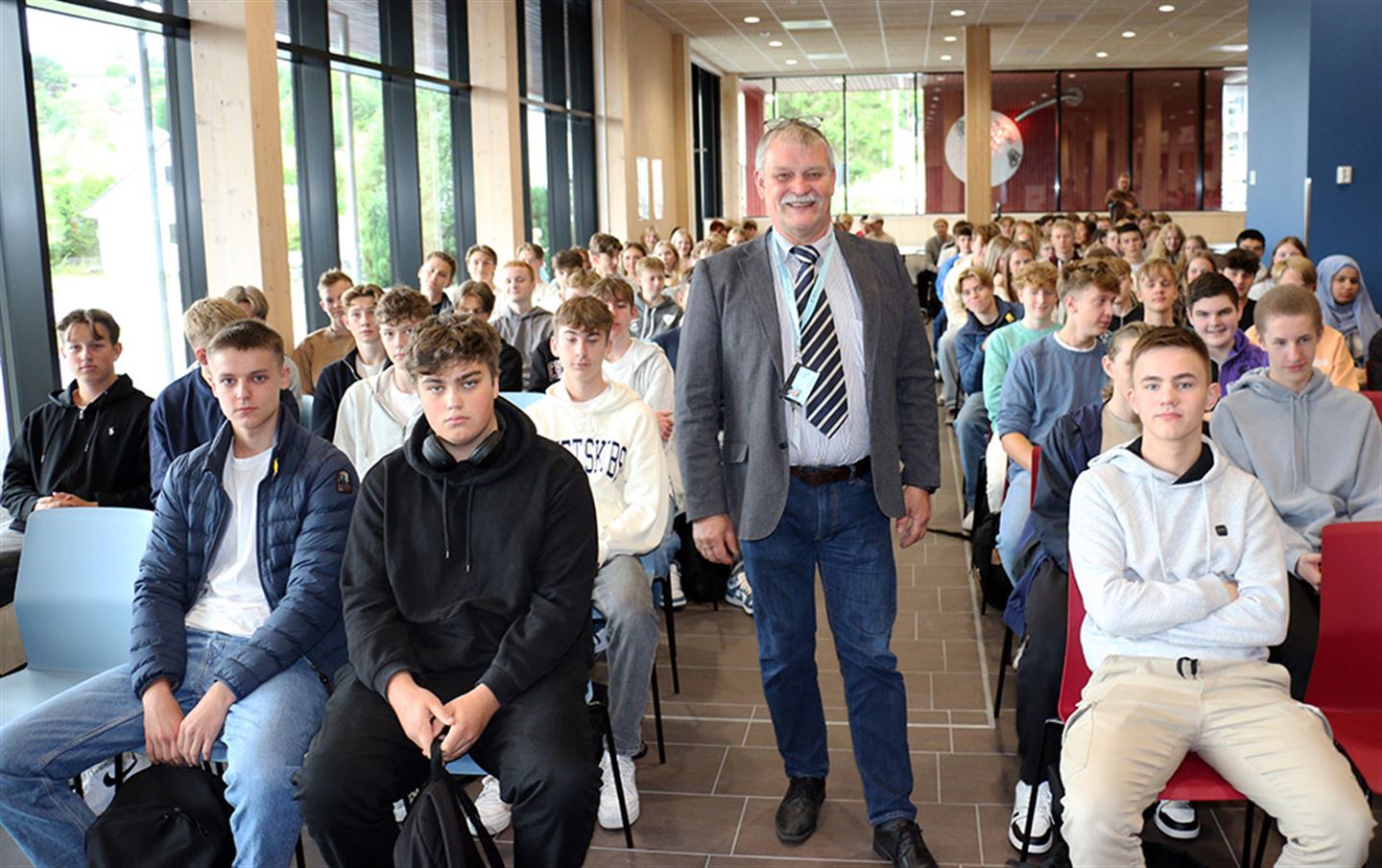 Rektor Oddvar Skråmestø tok imot alle elevane på den første skuledagen i den nye kantina. Foto: Bjarte Brask Eriksen/Vestland fylkeskommune