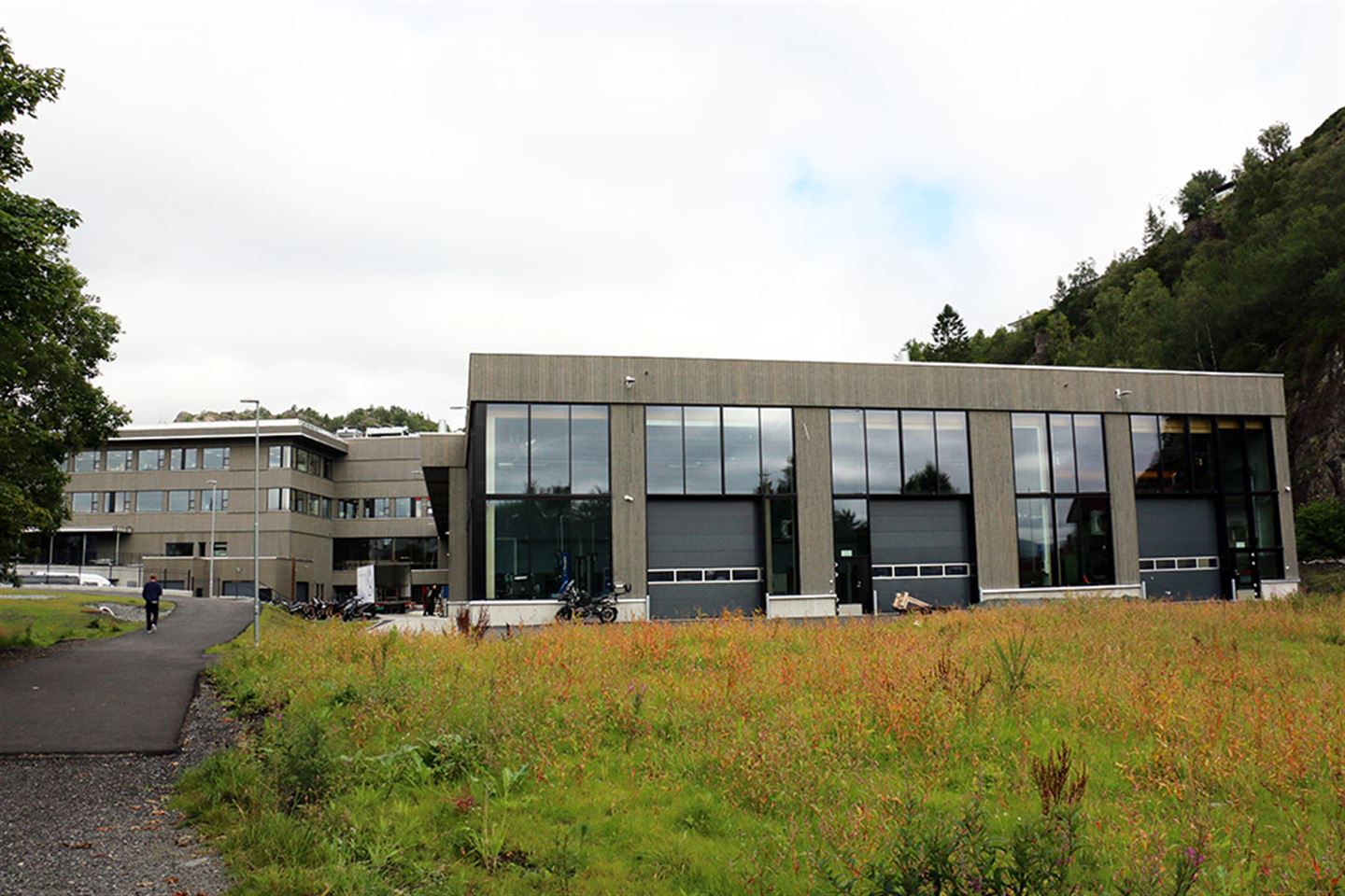 Den nye verkstadhallen har fått namnet Jotunheimen, mens hovudbygningen, bak t.v., har fått namnet Midgard. Foto: Bjarte Brask Eriksen/Vestland fylkeskommune