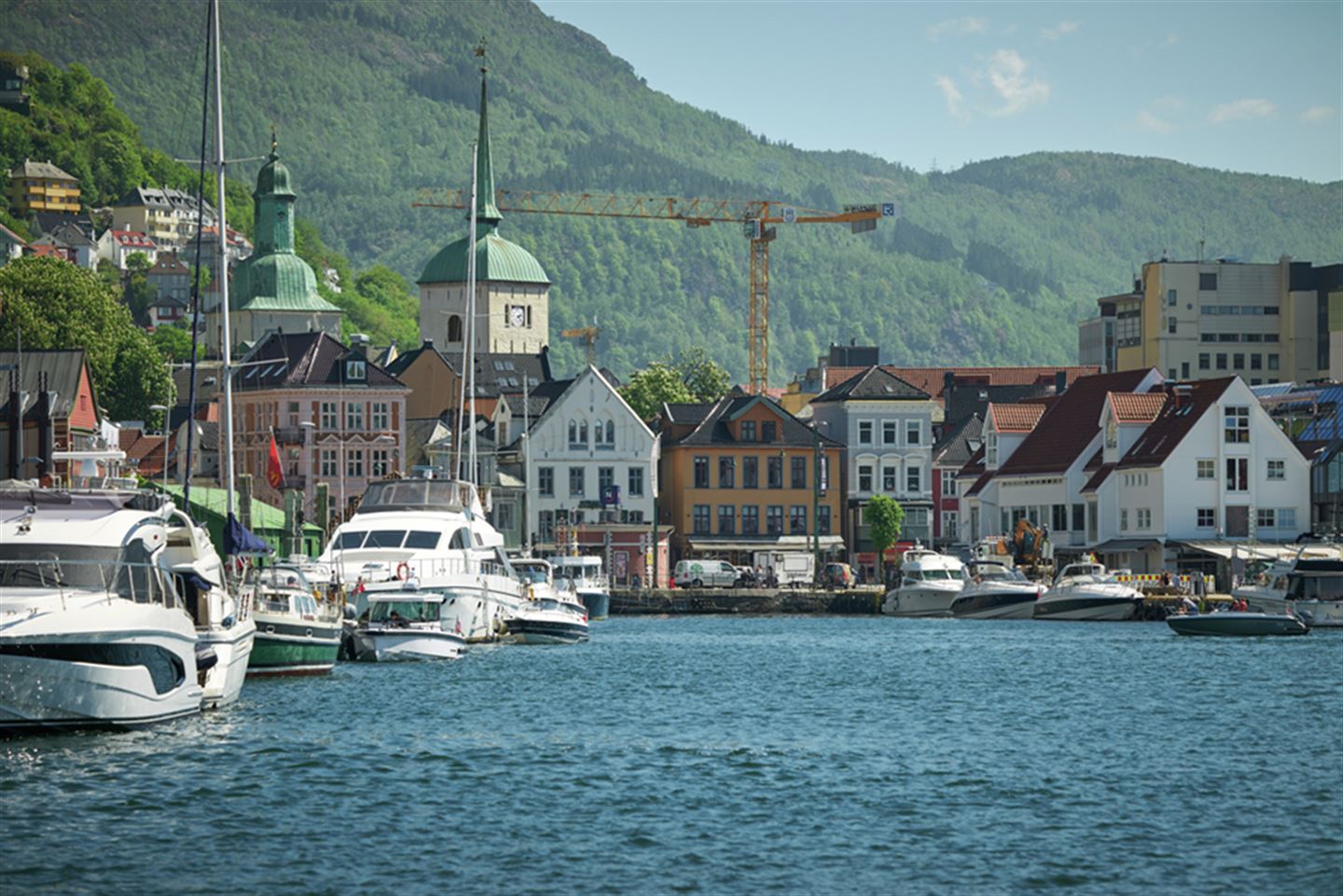 Båtar til kai i Bergen sentrum.