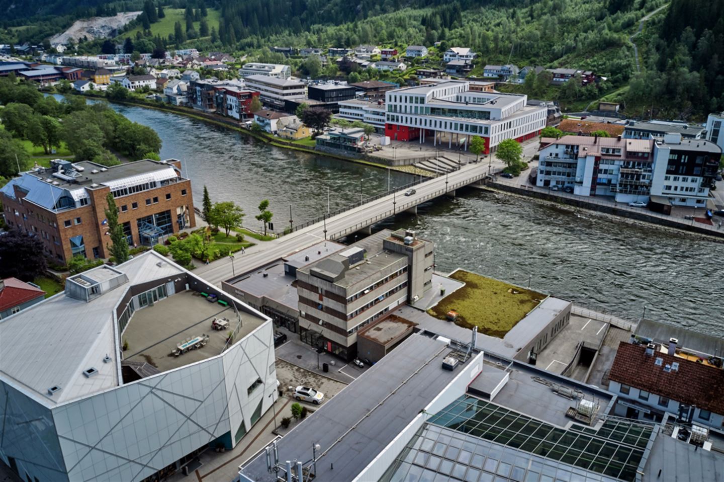 Oversiktsbilde av Førde sentrum med kunstmuseum og rådhus.