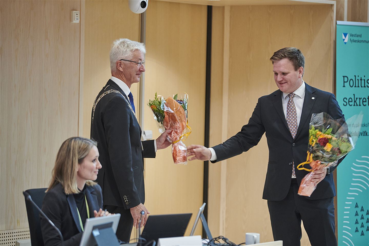 Jon Askeland overrekker blomsterbukett til Aleksander Øren Heen.
