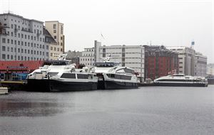Tre hurtigbåtar ved kai i Bergen.