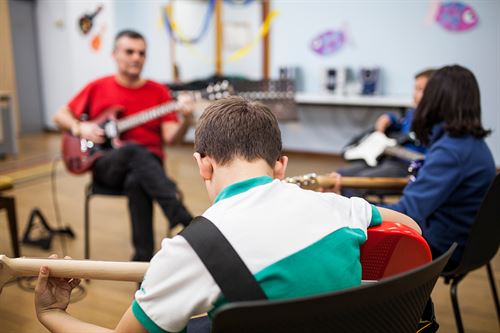 elev og lærar i musikkundervisning