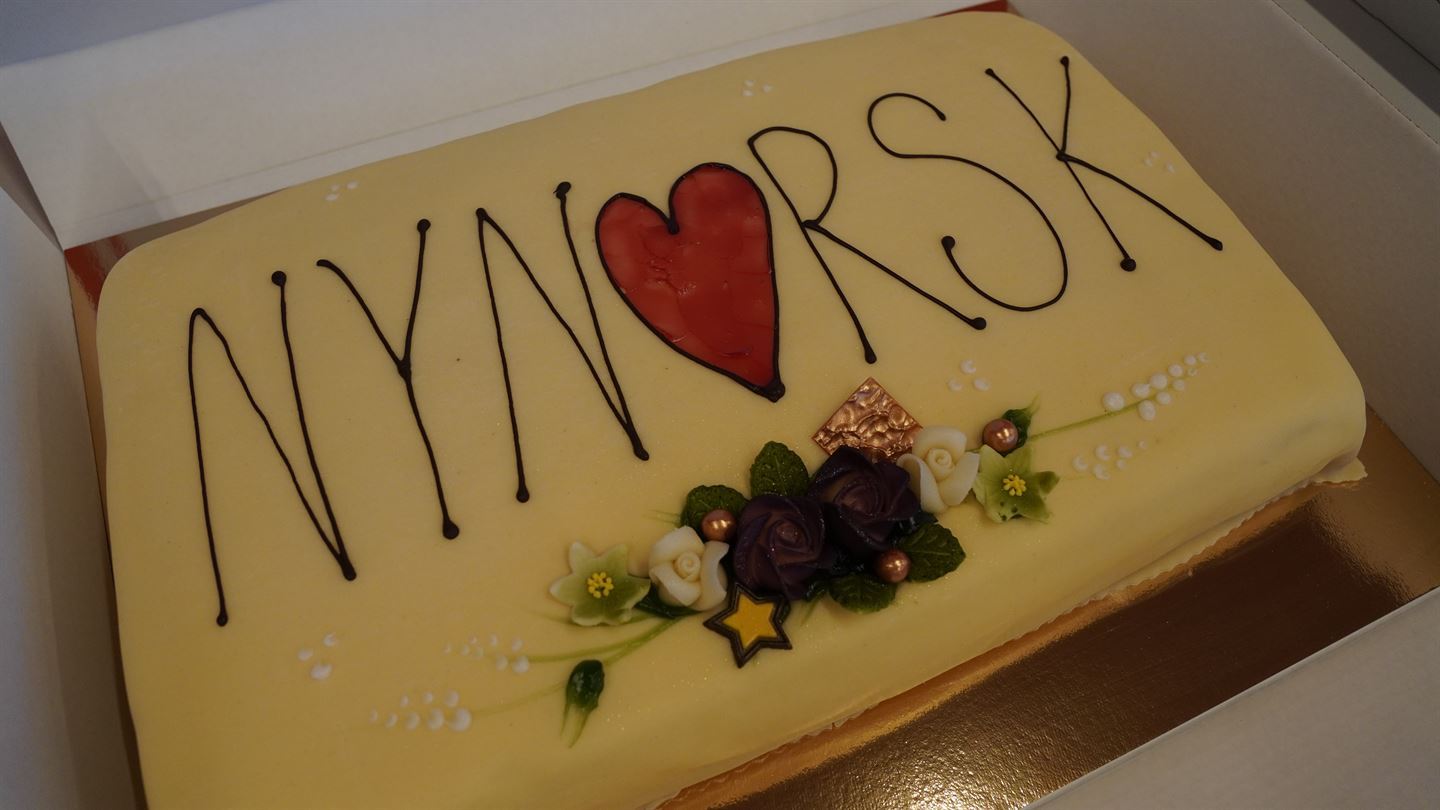 Kake med teksten "nynorsk" dekorert på.
