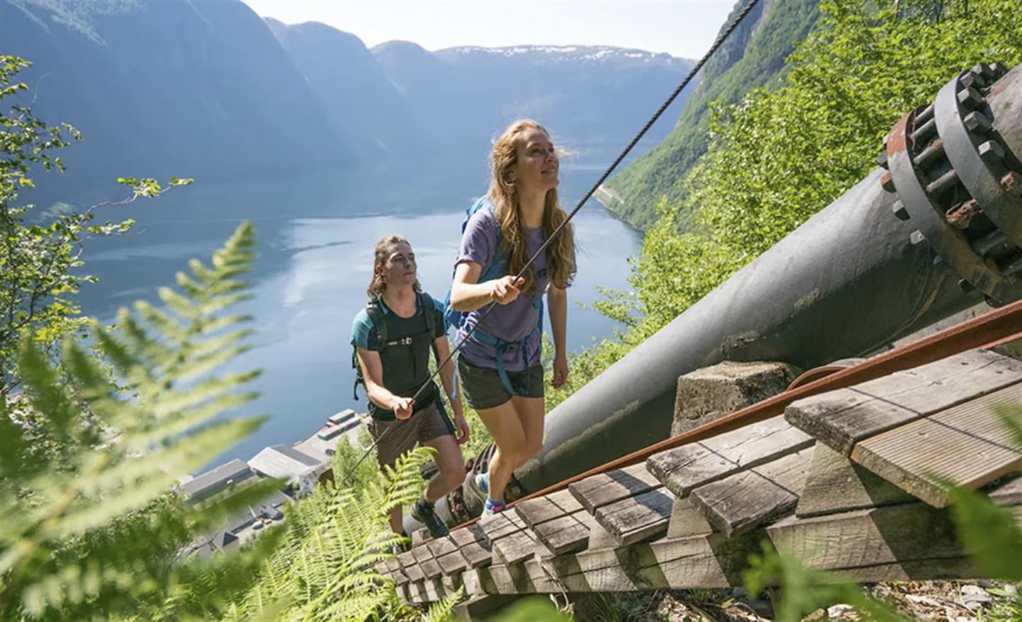 To personar som er på veg oppover dei gamle trappene over Høyanger, som vart til i samband med kraftutbygginga.