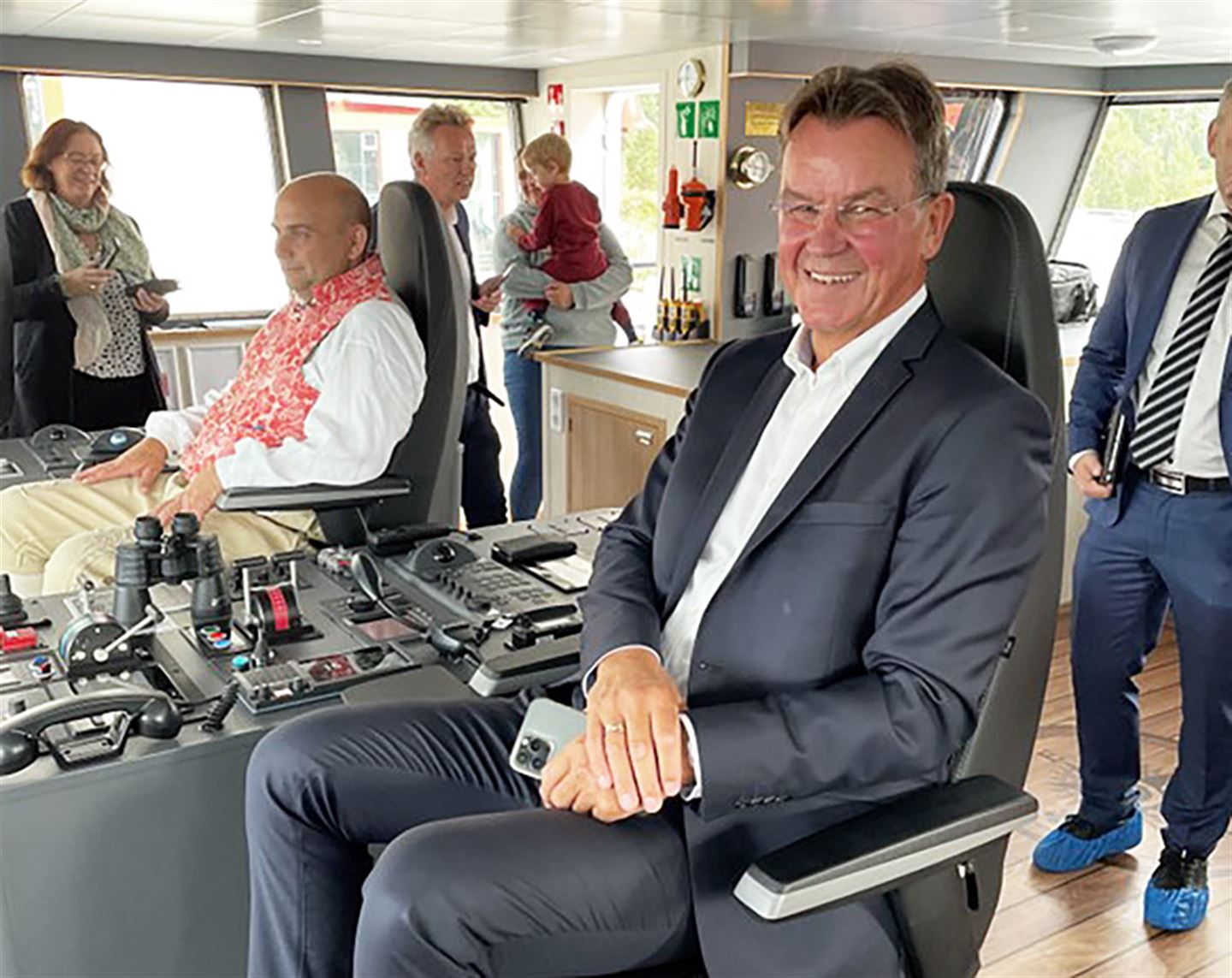 Fylkesdirektør Rune Haugsdal likar seg i førarsetet i den nye fiskebåten. Foto: Lasse Kolbjørn Anke Hansen/Vestland fylkeskommune