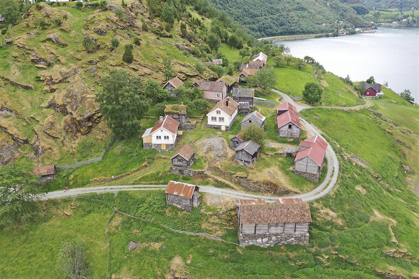 Oversiktsbilde av klyngetunet Otternes i Aurland.