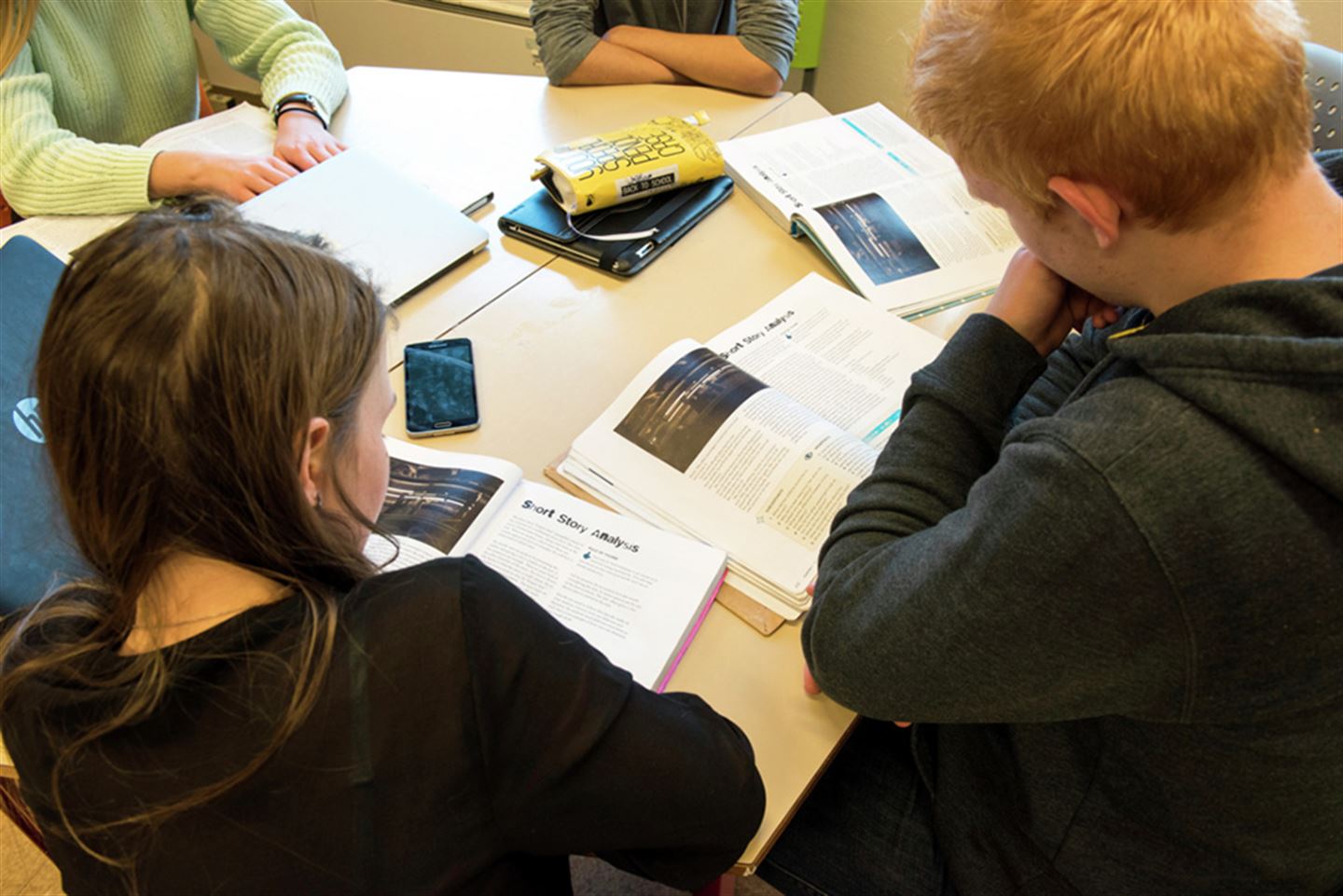 Elevar rundt bord i klasserom