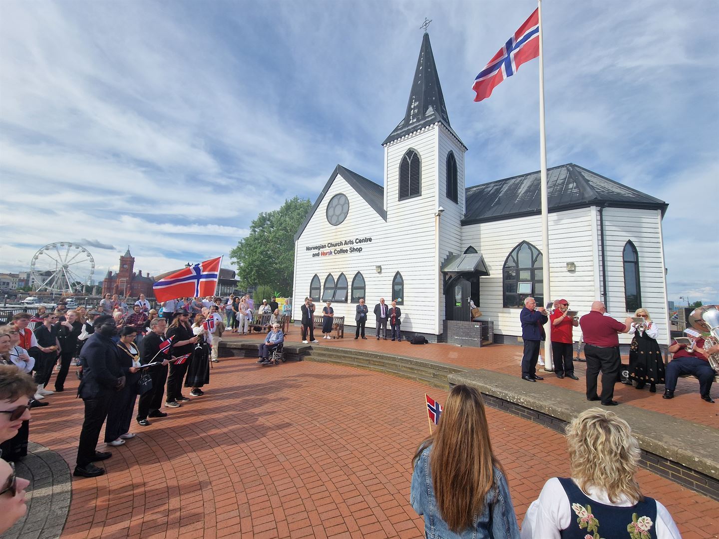Folk samla utanfor den norske sjømannskyrkjas kunst og kultursenter. Det norske flagget er heisa. 
