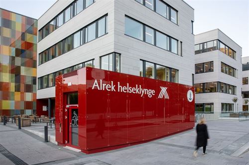 Eksteriørbilde av Alrek helseklynge-bygget. 