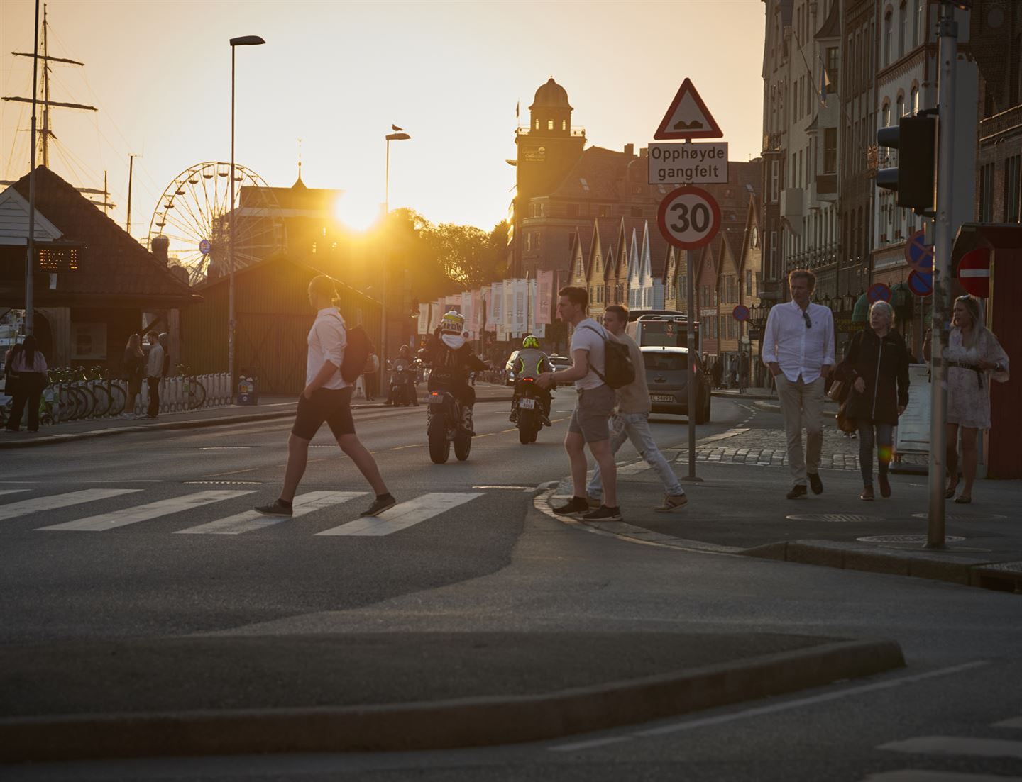 foto av folk som går over fotgjengerfelt i Bergen sentrum