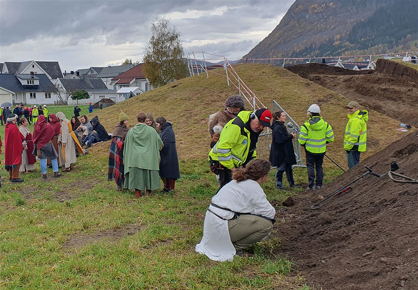 Arkeologiske utgravingar, blant anna med folk i vikingklede.