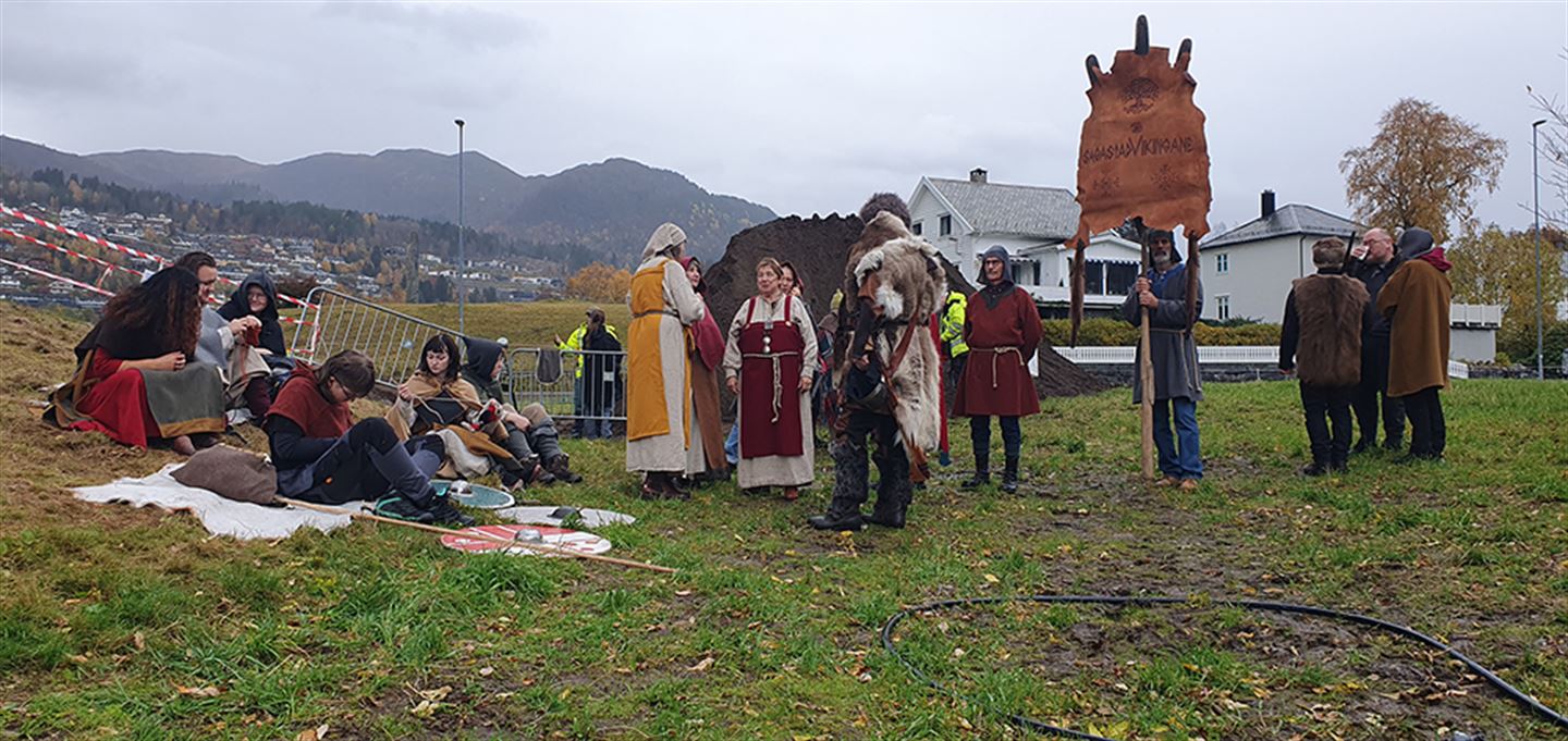 Menneske i vikingklede samla ved utgravingar.