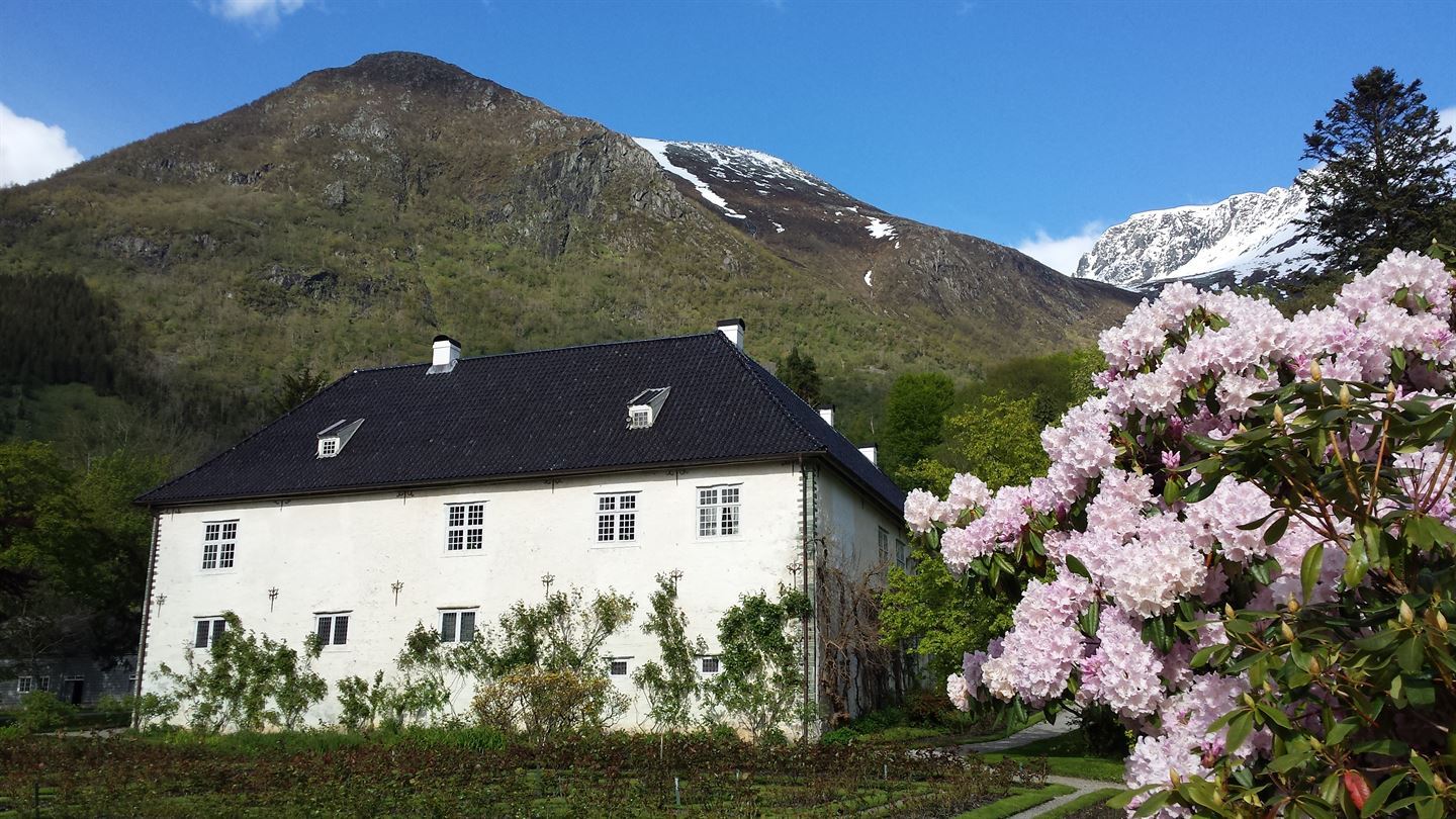 foto av eit stort gamalt steinbygg