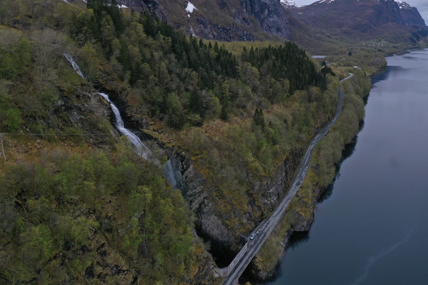 foto av veg langs fjord