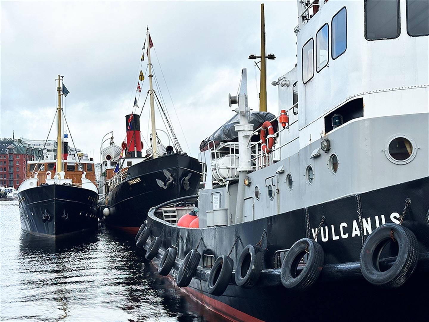 Verna og freda fartøy til kai i Bergen.