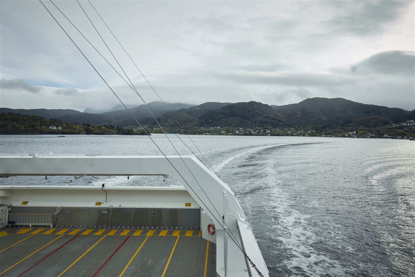 Utsikt frå ferjedekk ned mot bildekk og mot fjorden.