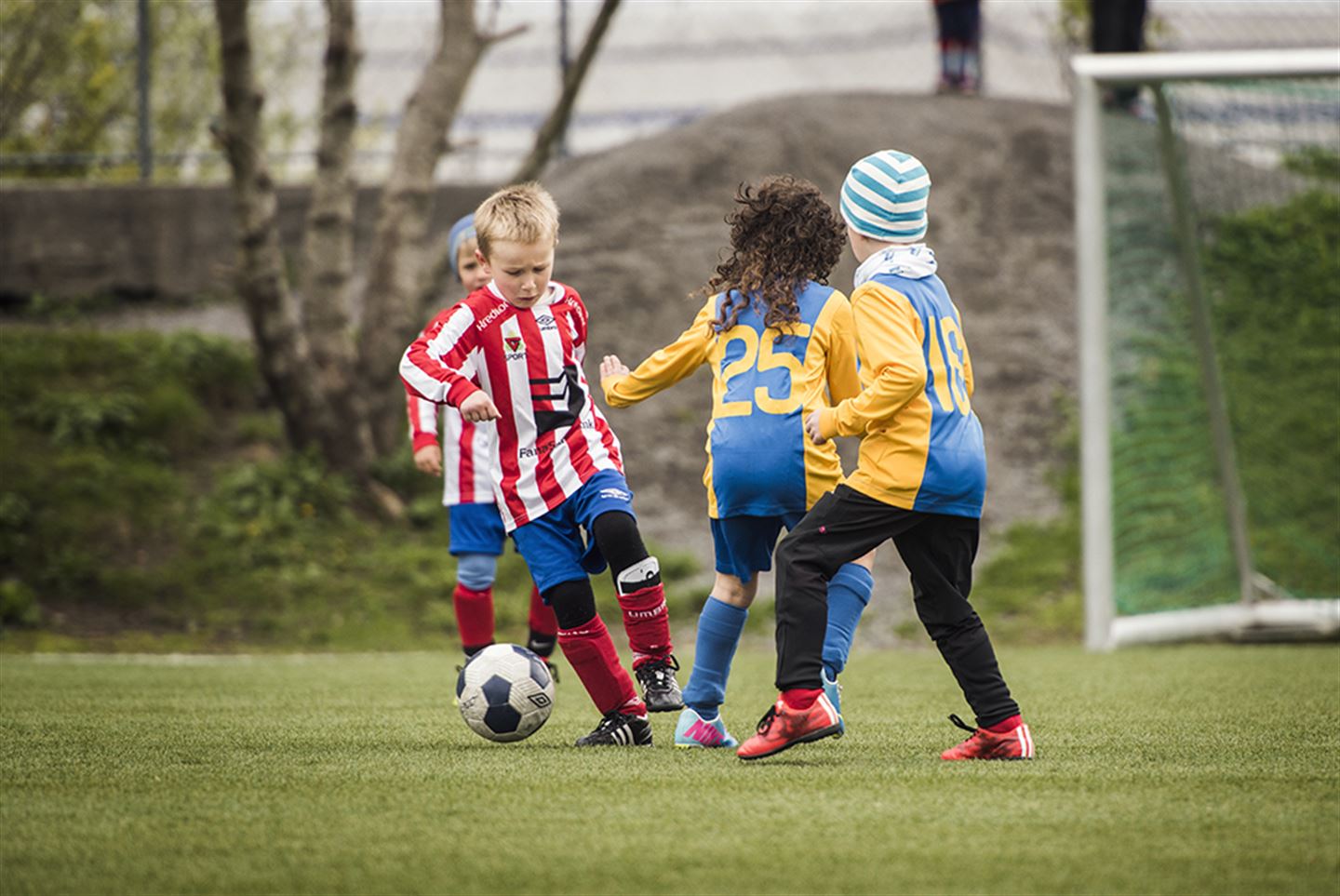 Ungar som spelar fotball.