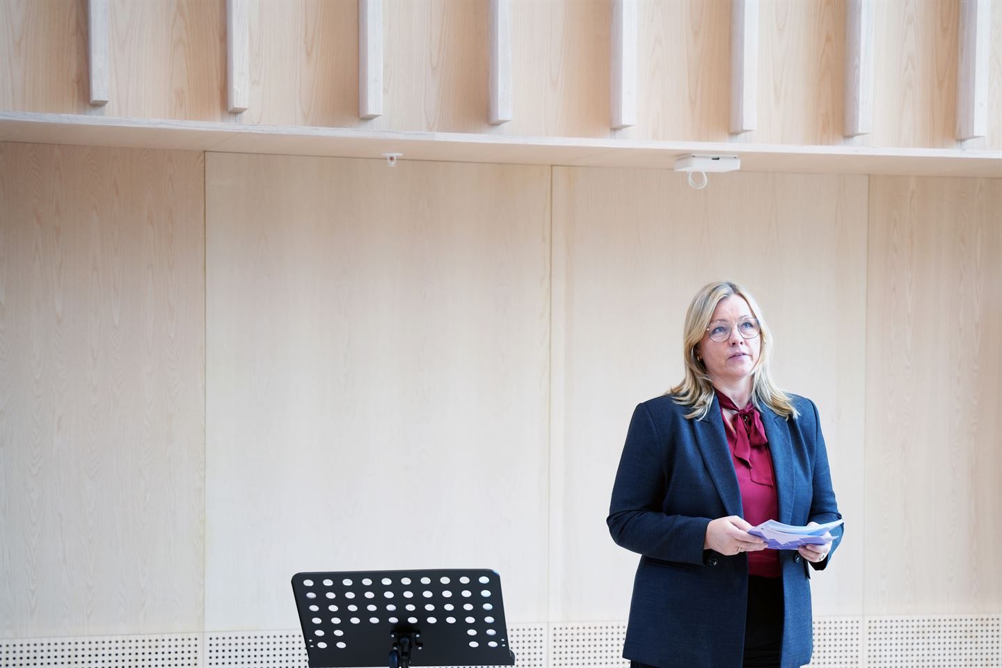 foto av person på scene som held innlegg