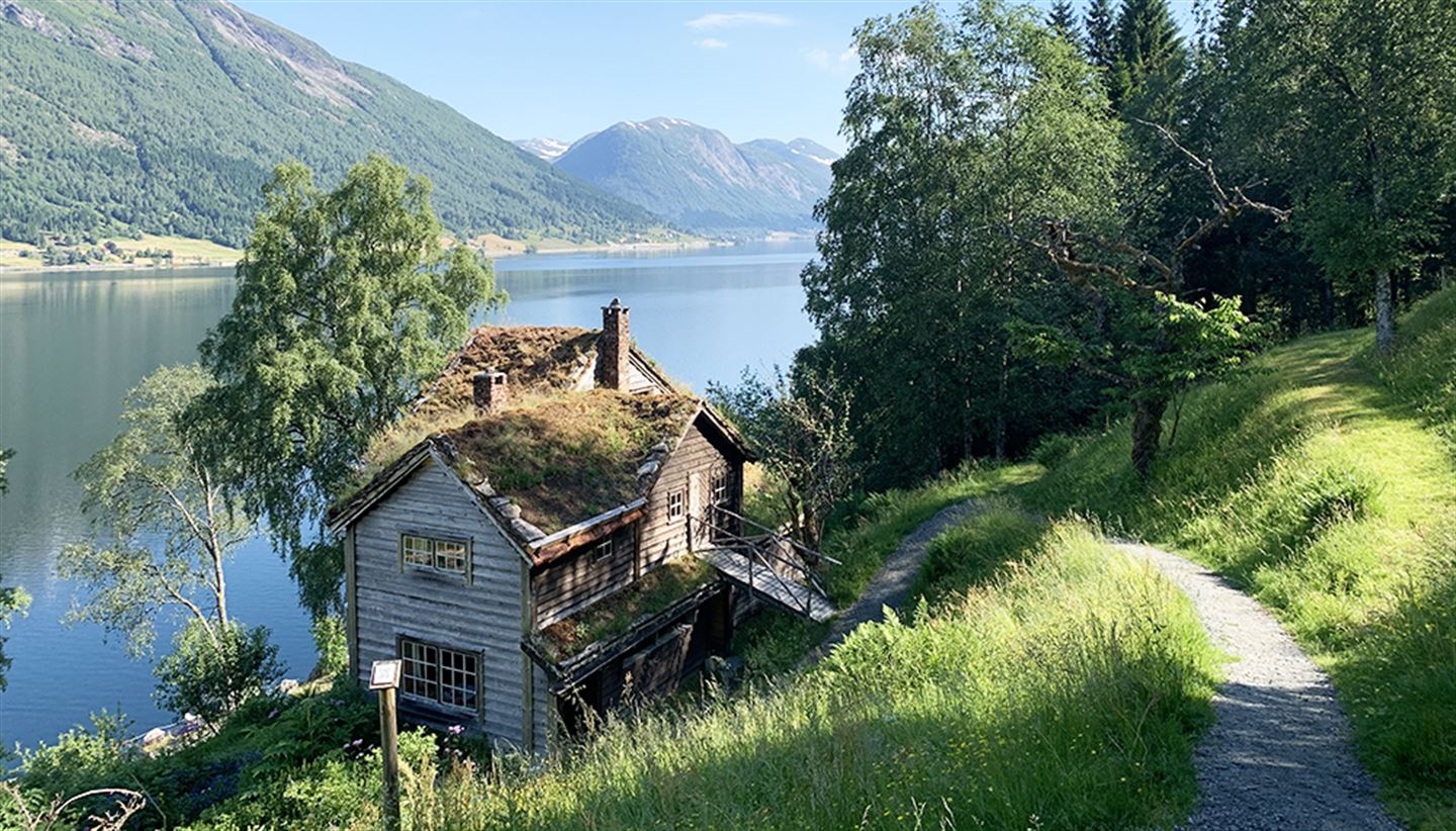 Astruptunet med Jølstravatnet i bakgrunnen.