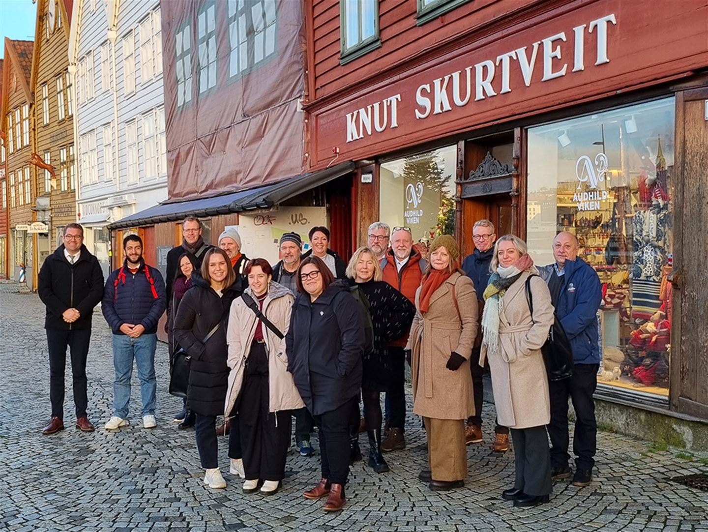 Gruppe menneske på Bryggen i Bergen.