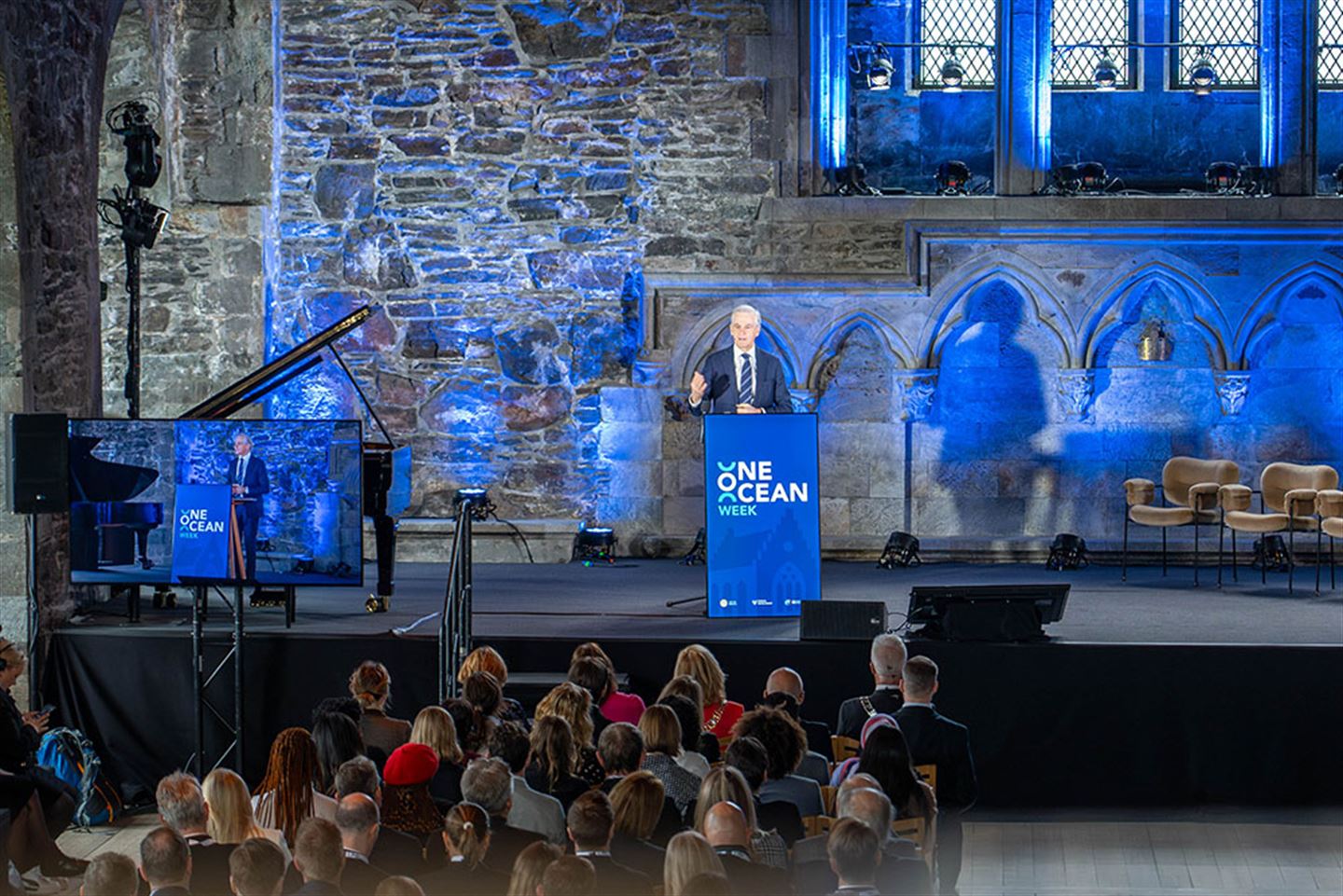 Statsminister Jonas Gahr Støre på talarstolen i Håkonshallen under One Ocean Summit.