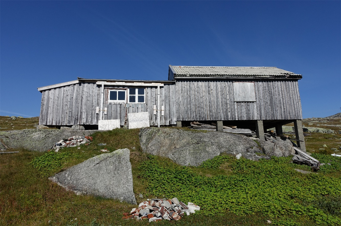 VIKTIG HISTORIE: Rallarbrakka vart bygd i 1901 og fortel ei historie om bygginga av Bergensbanen. Tilbygget til høgre er frå 1950-talet. (Foto: Øystein Monsen, Vestland fylkeskommune)