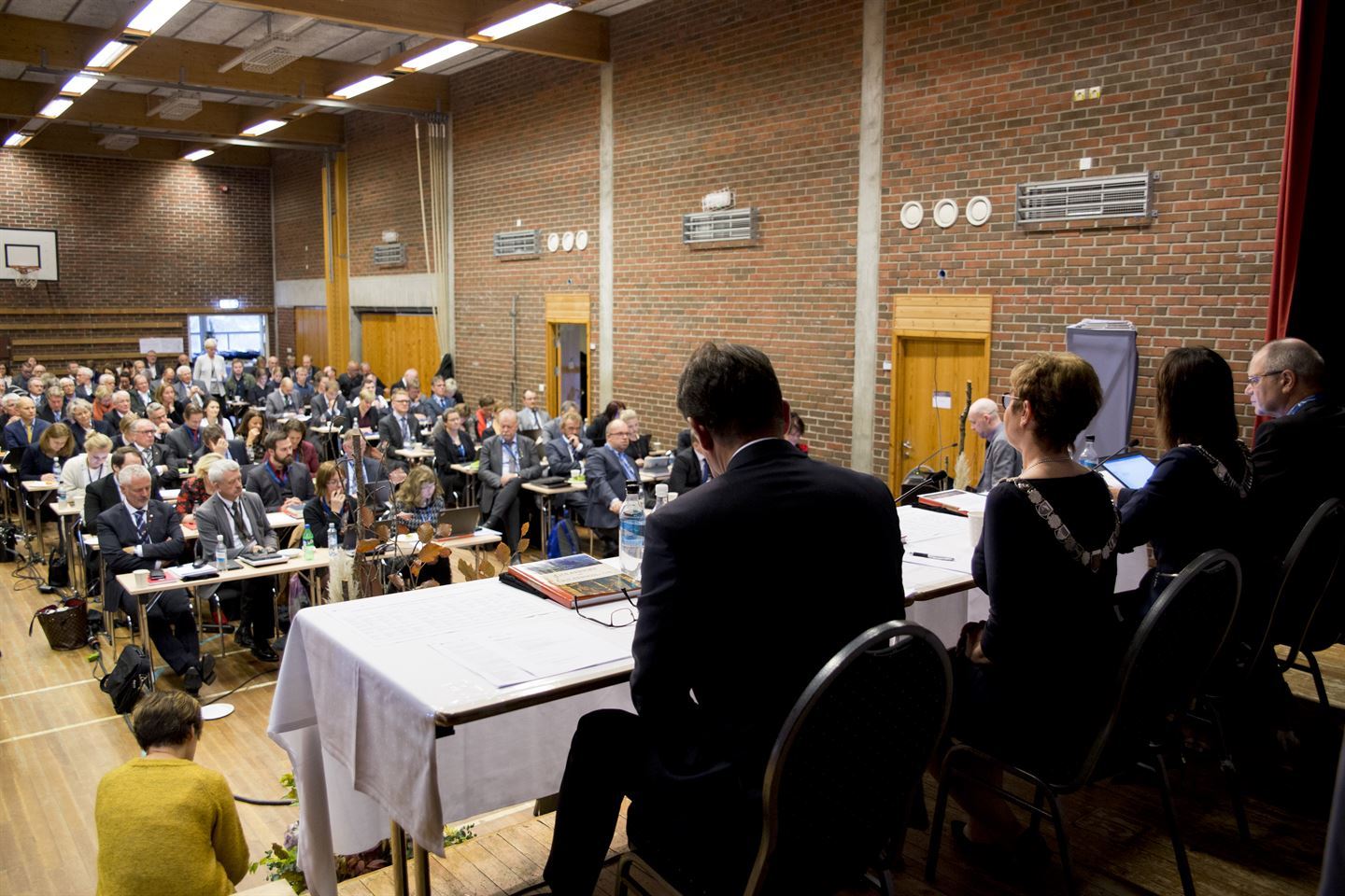 foto av sal med mange folk