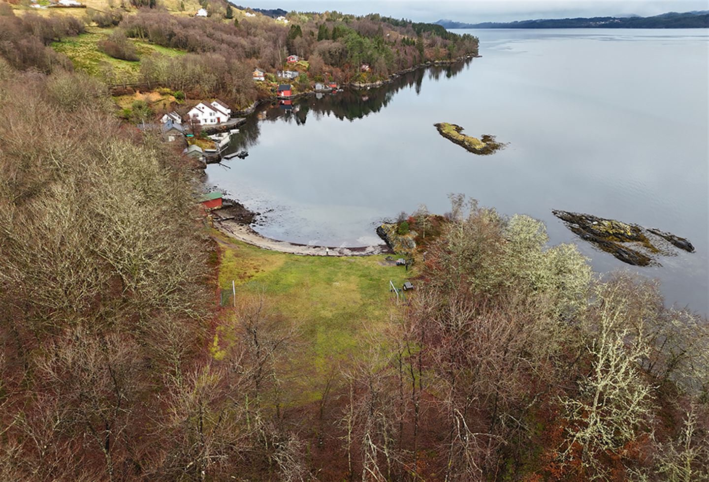 Dronefoto frå Vollane på Seim i Alver.