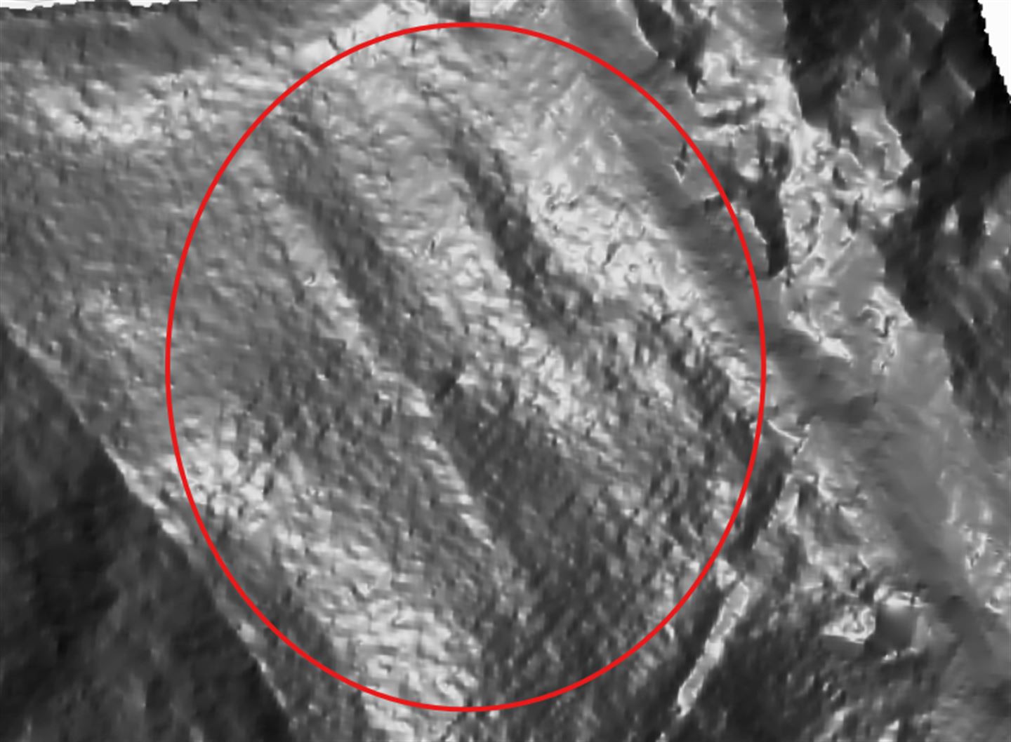 Bilde som syner laserskanning av eit område der det er funne to vollar under bakken.