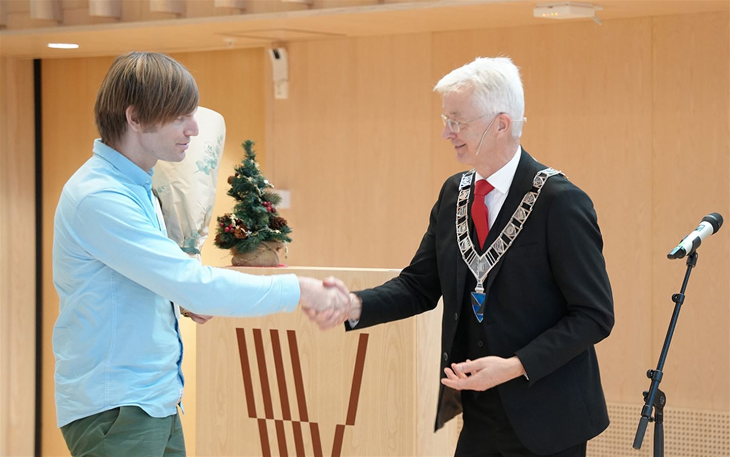 Fylkesordførar Jon Askeland deler ut prisen for Årets idrettslag - breidde til Bergen klatreklubb.