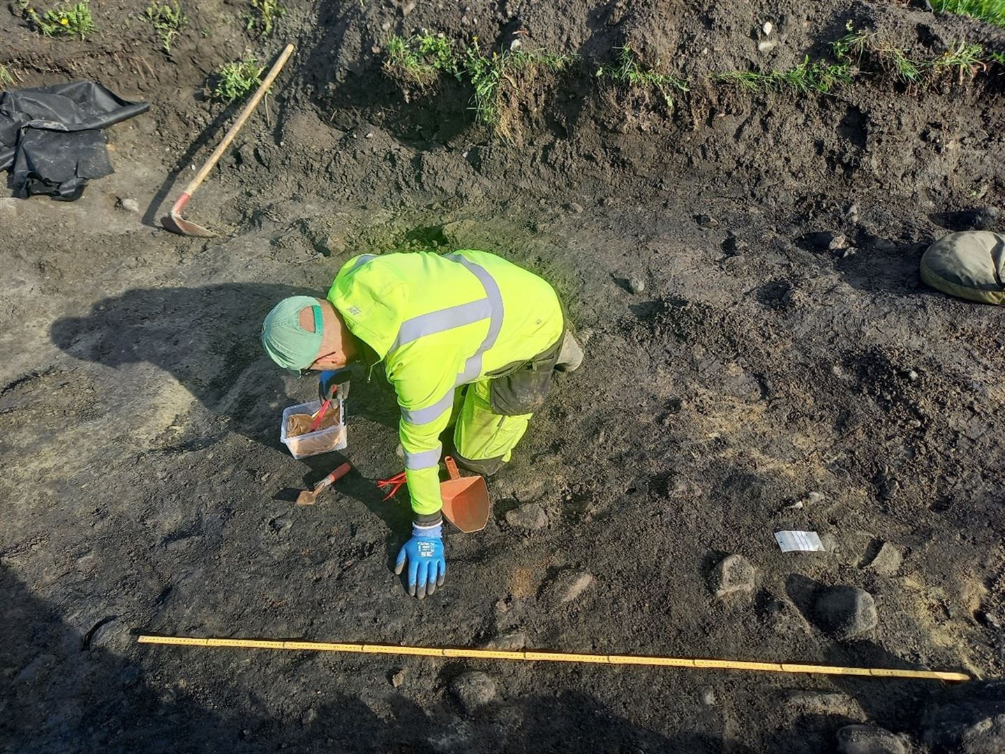 Arkeolog i arbeid i sjakt.