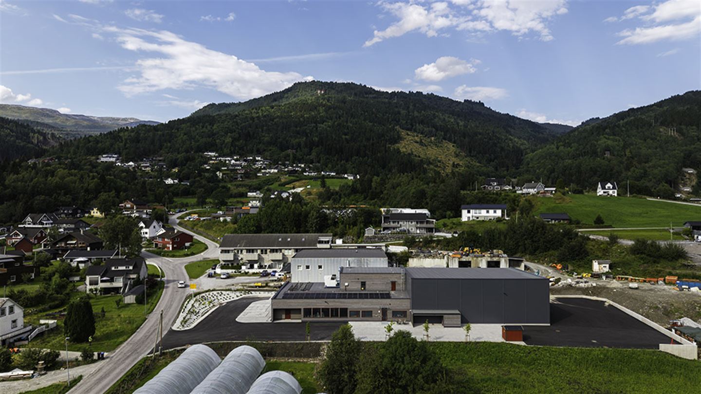 Dronefoto av arkivbygget i Hagane på Leikanger.