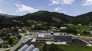 Dronefoto av arkivbygget i Hagane på Leikanger.