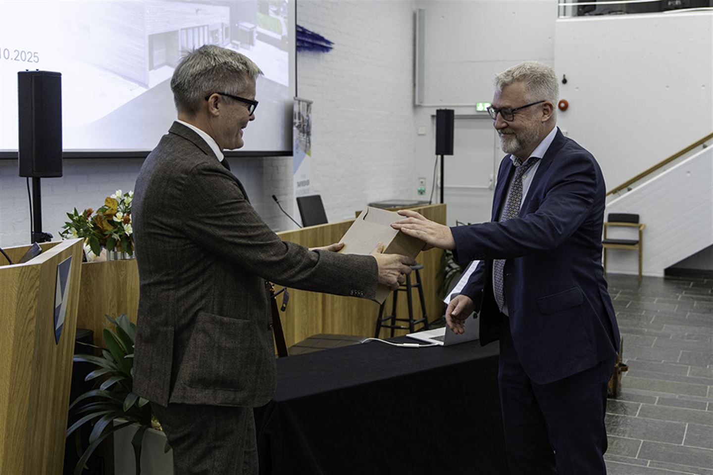 Per Morten Ekerhovd gir arkivboks til Arnt Ola Fidjestøl.